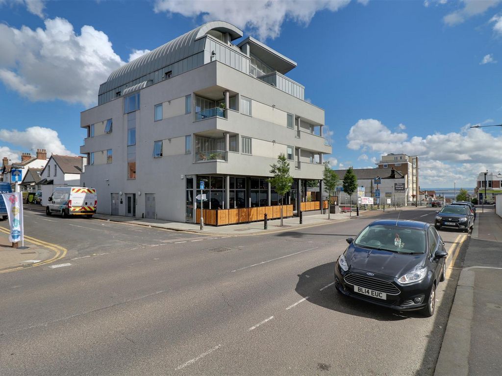 2 bed flat for sale in Broadway, Leigh-On-Sea SS9, £325,000