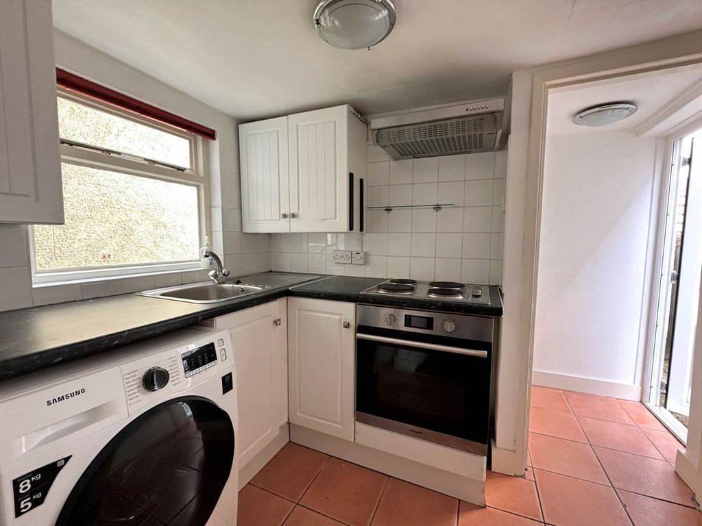 1 bed flat for sale in York Road, Tunbridge Wells, Kent TN1, £165,000