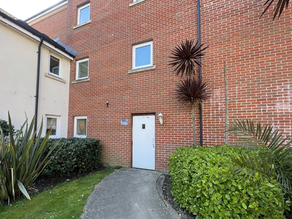 2 bed flat for sale in Phippard Way, Poole BH15, £240,000