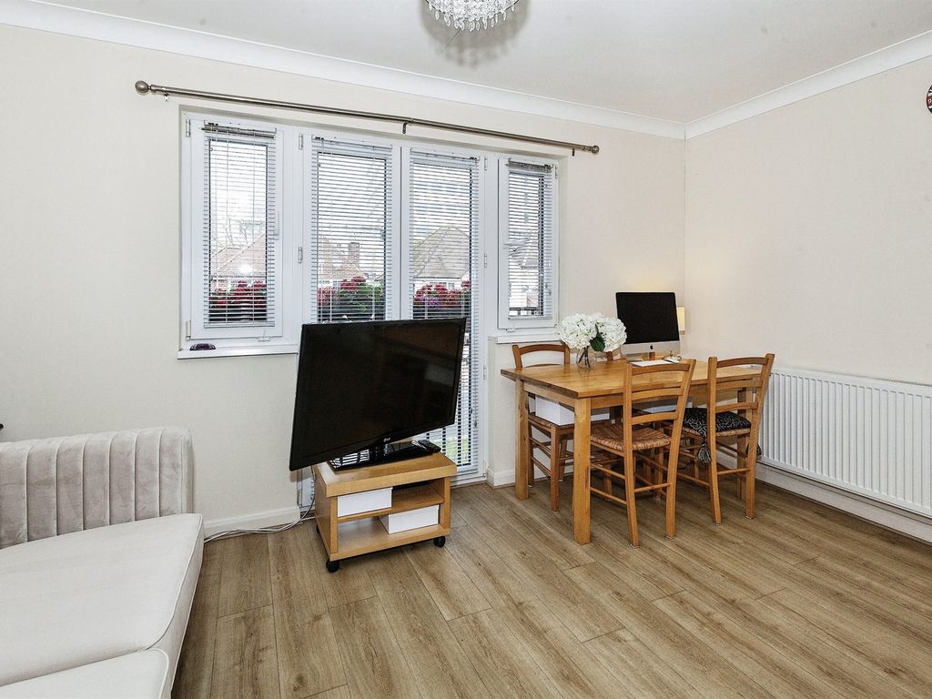 1 bed flat for sale in Merton Road, Slough SL1, £220,000
