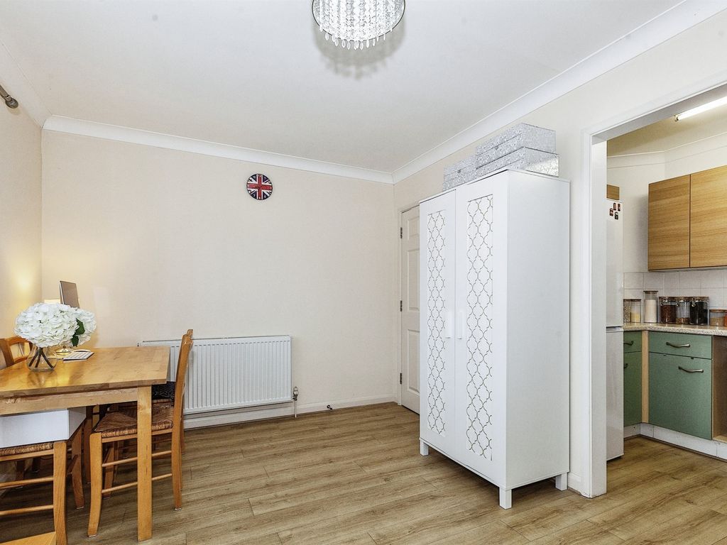 1 bed flat for sale in Merton Road, Slough SL1, £220,000