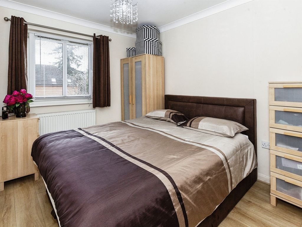 1 bed flat for sale in Merton Road, Slough SL1, £220,000