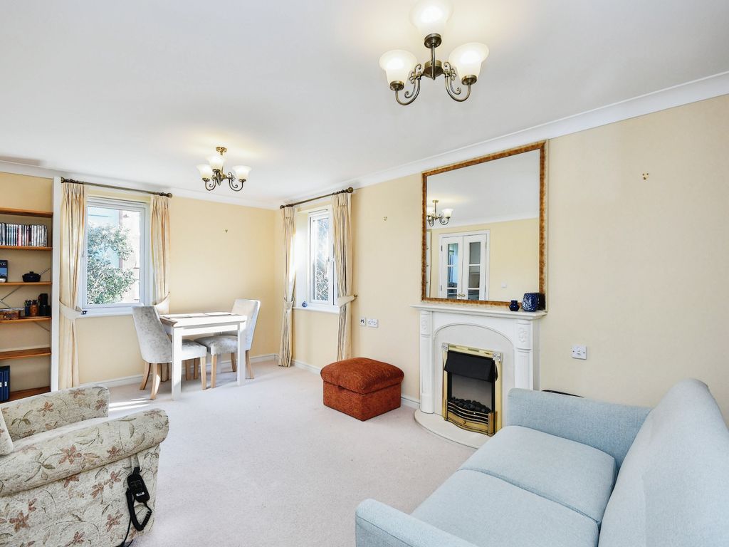 1 bed flat for sale in The Avenue, Branksome Park, Poole, Dorset BH13, £117,995