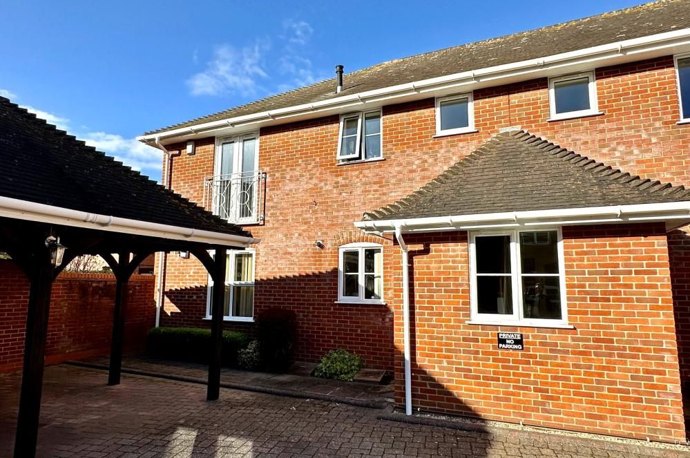2 bed flat for sale in Town Centre, Ringwood BH24, £250,000