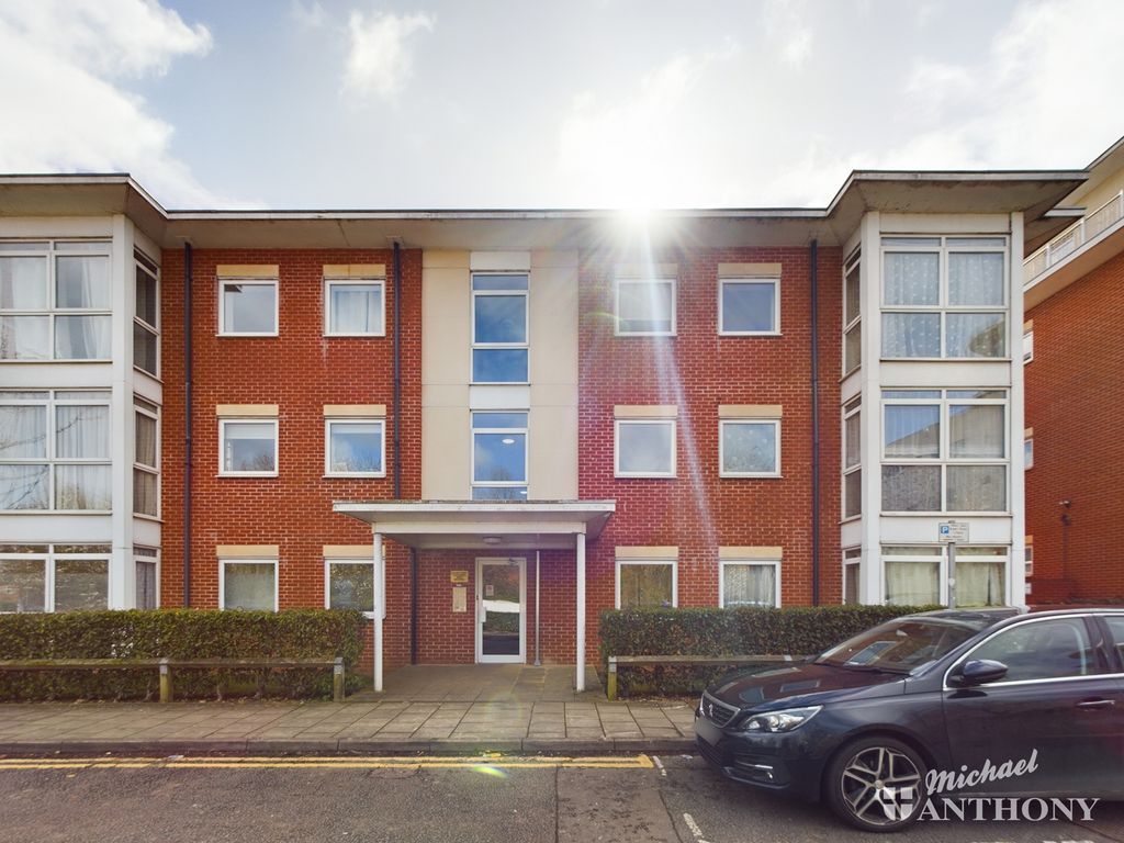 1 bed flat for sale in Kerr Place, Aylesbury HP21, £127,500
