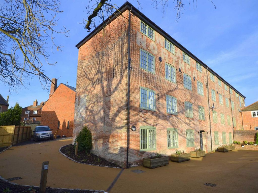 2 bed flat for sale in Northgate Street, Devizes SN10, £199,950