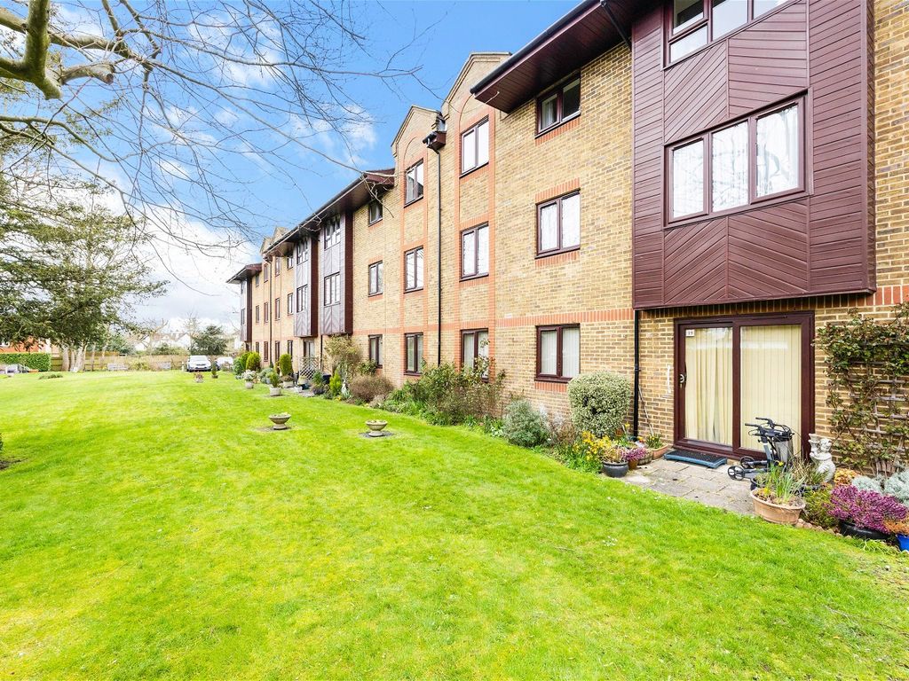 2 bed flat for sale in Reigate Hill, Reigate RH2, £215,000