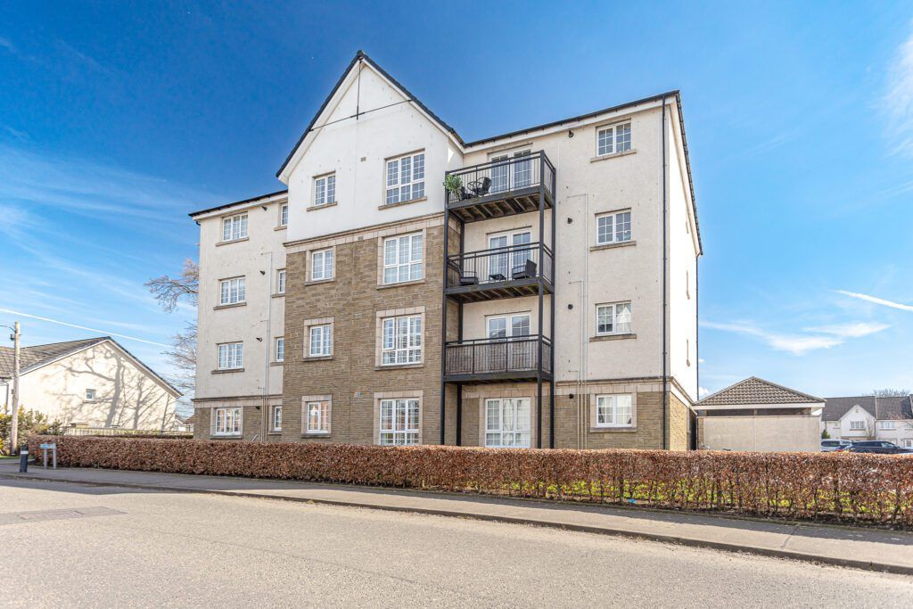 2 bed flat for sale in Crown Crescent, Larbert FK5, £155,000