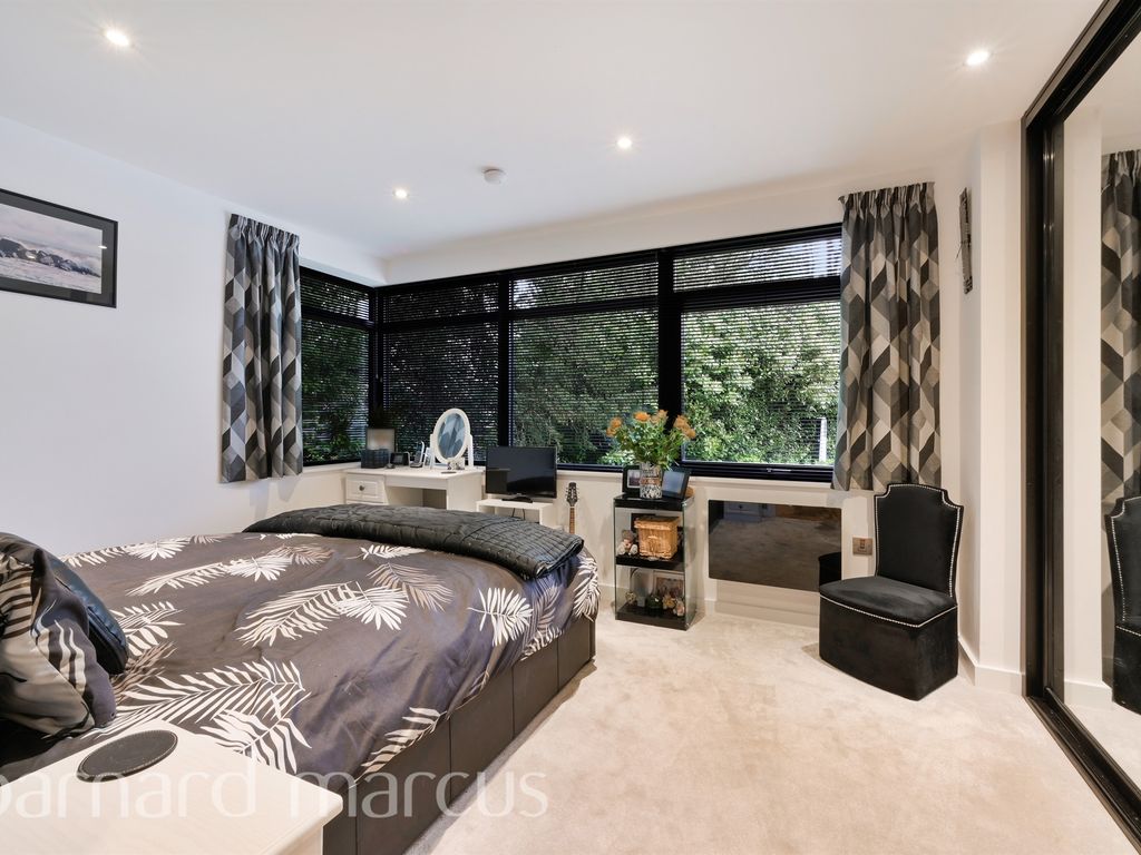 1 bed flat for sale in Deepdene Avenue, Dorking RH5, £289,950