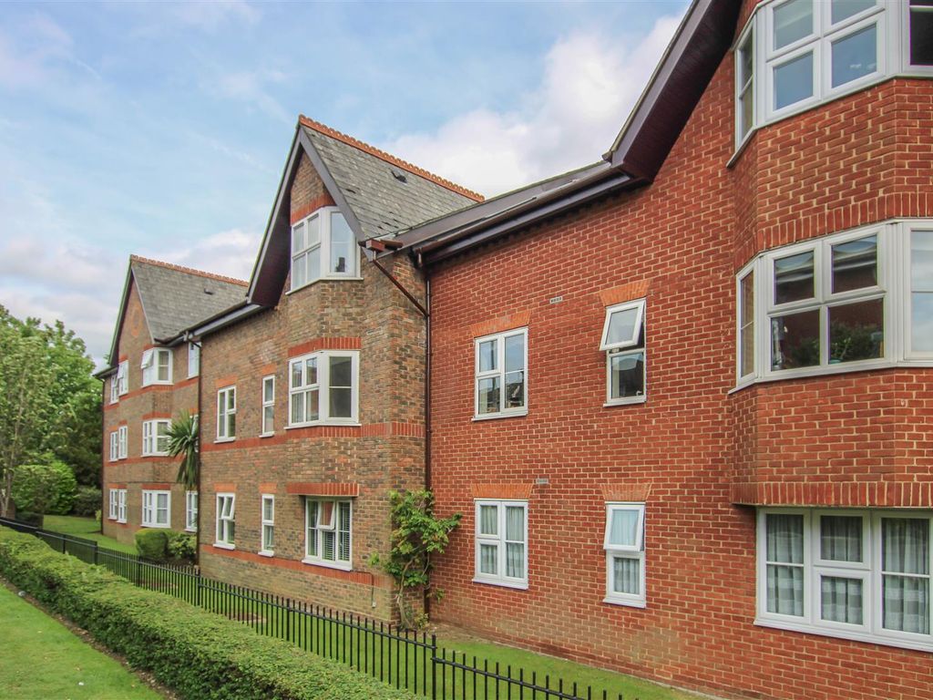 2 bed flat for sale in Eastfield Road, Brentwood CM14, £175,000
