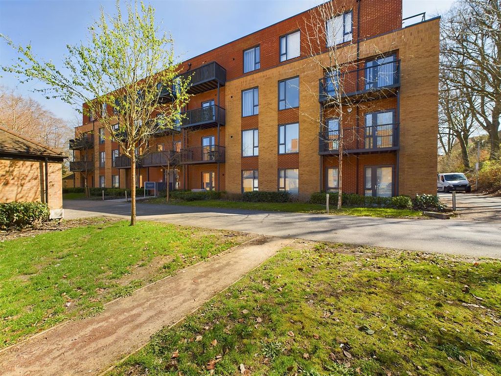 2 bed flat for sale in Iron Railway Close, Coulsdon CR5, £216,000