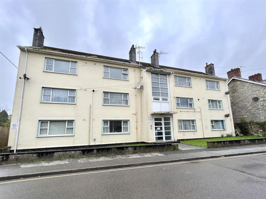 2 bed flat for sale in Moorland Road, St. Austell PL25, £80,000