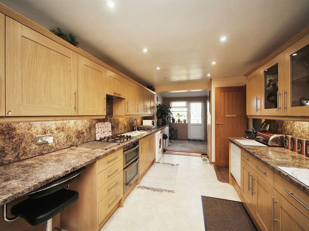 4 bed terraced house for sale in School Road, Monkton Heathfield, Taunton TA2, £300,000