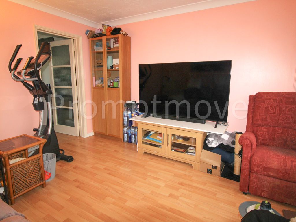 3 bed property for sale in Cromer Way, Luton LU2, £335,000