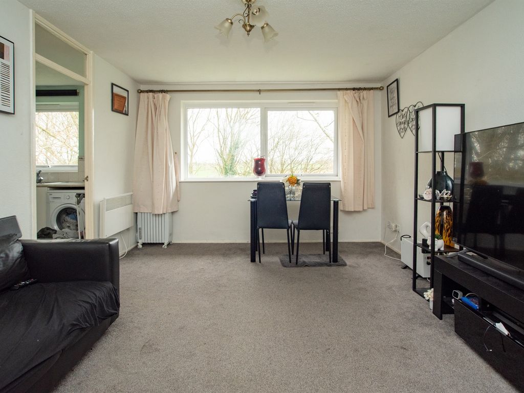 2 bed flat for sale in Aston View, Hemel Hempstead HP2, £210,000