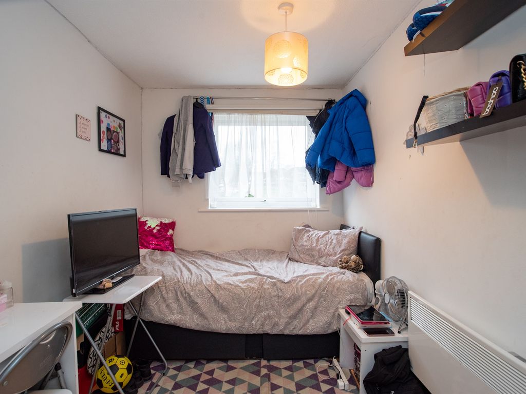 2 bed flat for sale in Aston View, Hemel Hempstead HP2, £210,000