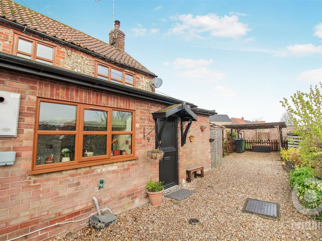 2 bed cottage for sale in Blacksmiths Row, Gayton, King