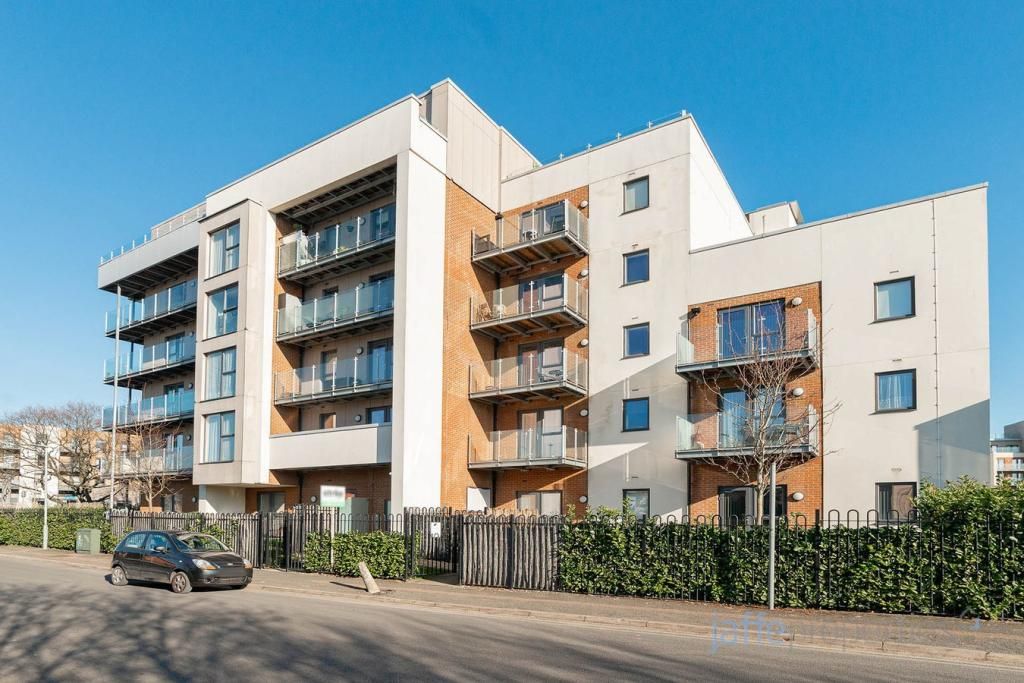 2 bed flat for sale in Manor Way, Borehamwood WD6, £325,000
