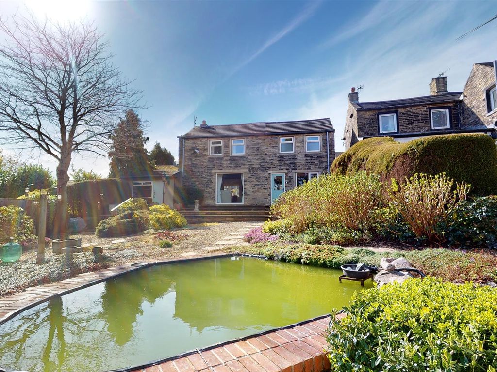 2 bed detached house for sale in Old Road, Bradford BD7, £230,000
