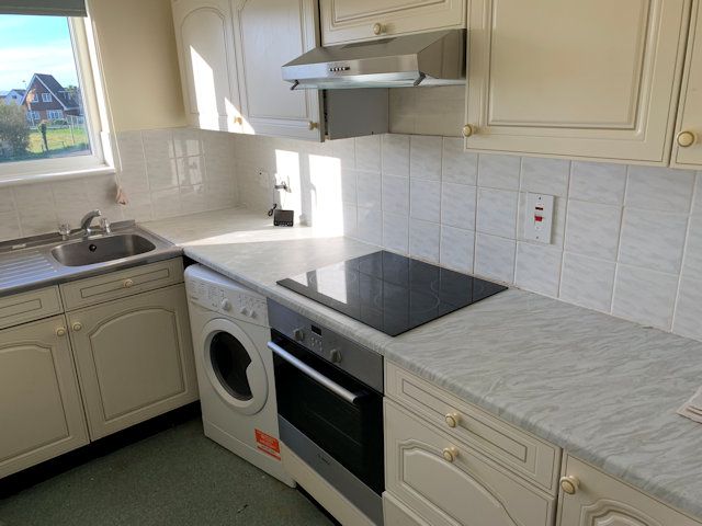 2 bed flat for sale in Middleton House, Tywyn LL36, £82,000