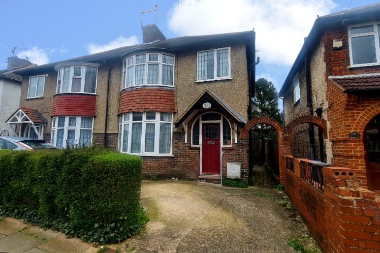 3 bed semi-detached house for sale in Richmond Hill, Luton, Bedfordshire LU2, £300,000