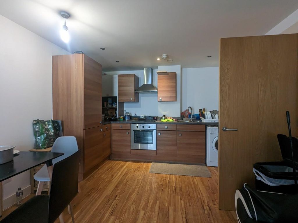 2 bed flat for sale in Chapel Street, Salford M3, £150,000