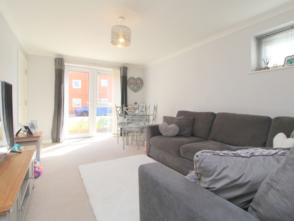 1 bed flat for sale in Yeoman Drive, Staines TW19, £228,000