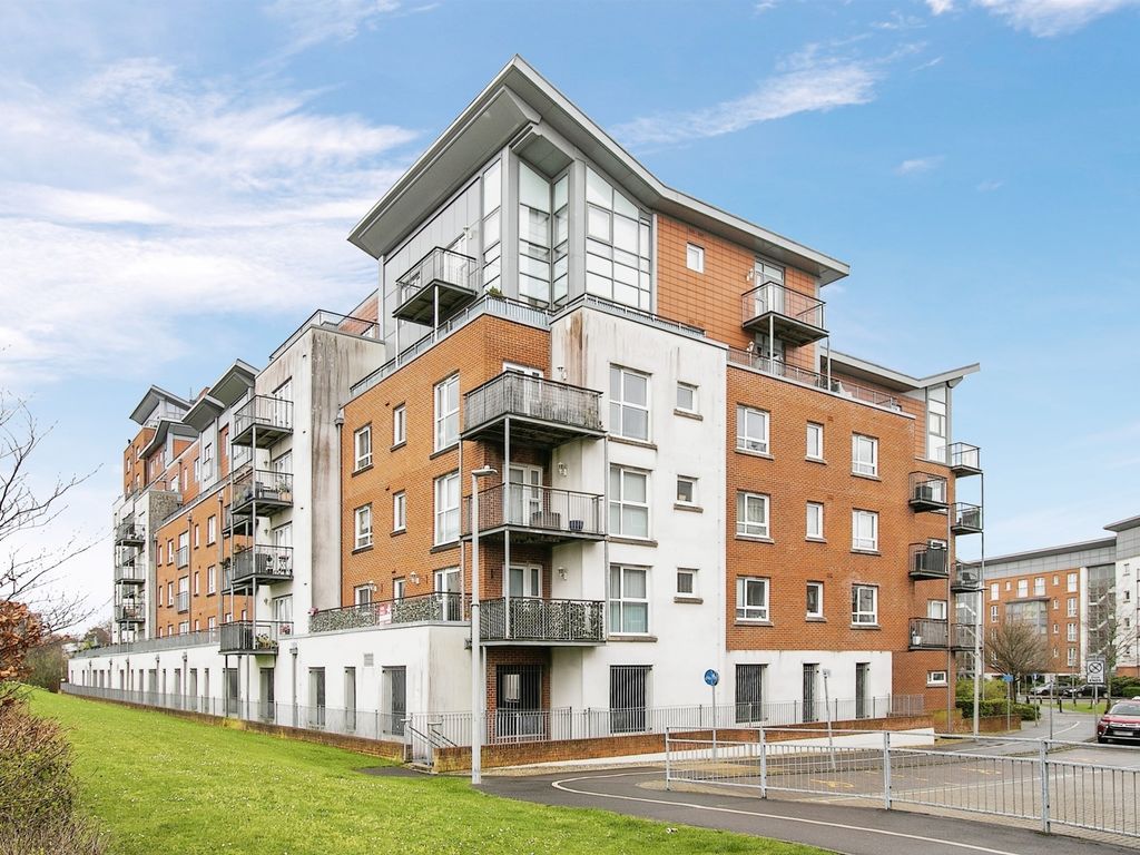 2 bed flat for sale in Avenel Way, Poole BH15, £240,000