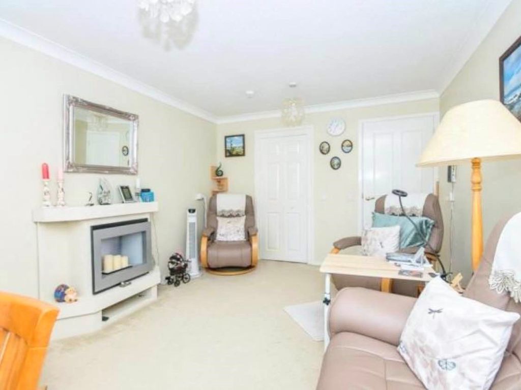 2 bed flat for sale in Brampton Road, Huntingdon PE29, £125,000