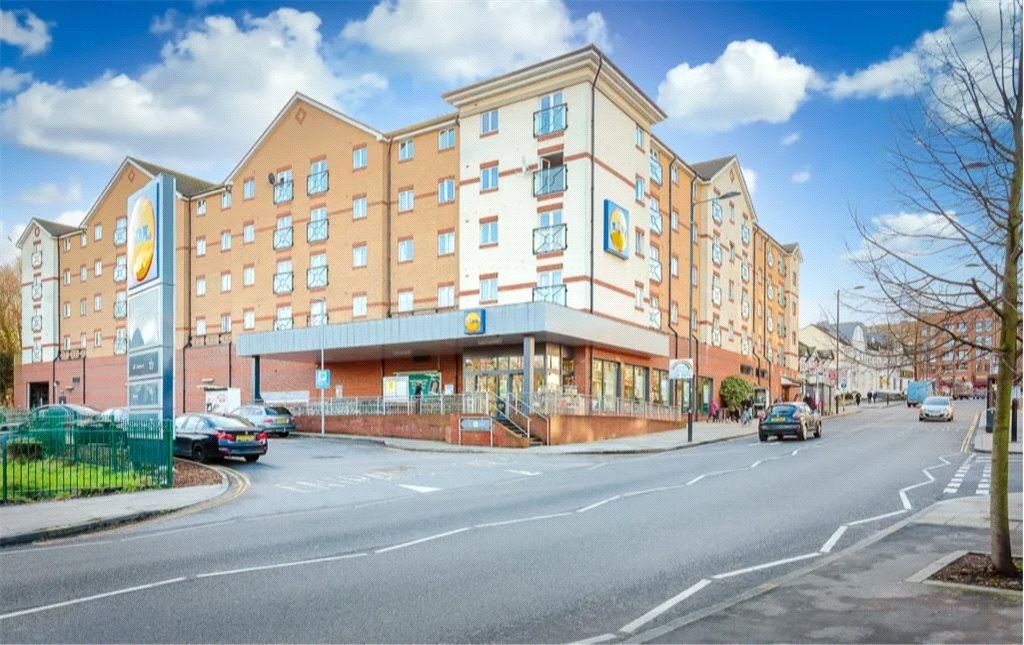 2 bed flat for sale in Ruislip Road East, Greenford, Middlesex UB6, £290,000