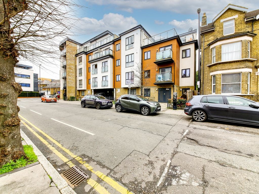 2 bed flat for sale in Oakfield Road, Croydon CR0, £80,000