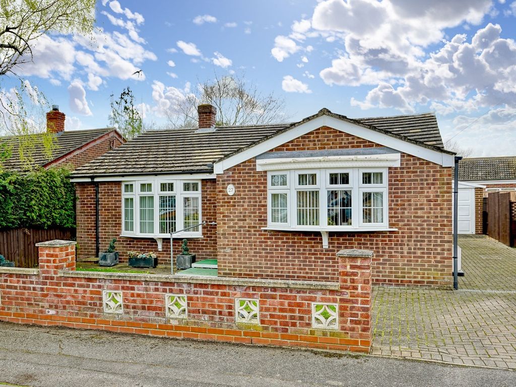 3 bed bungalow for sale in Chesham Road, Sawtry, Huntingdon PE28, £325,000