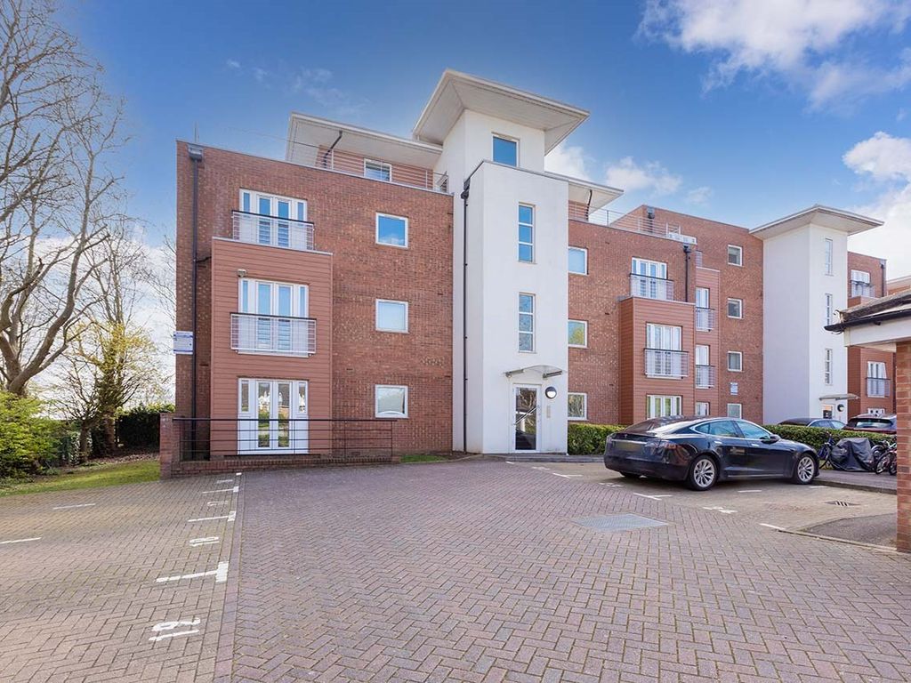 2 bed flat for sale in Hawkes Close, Langley SL3, £300,000