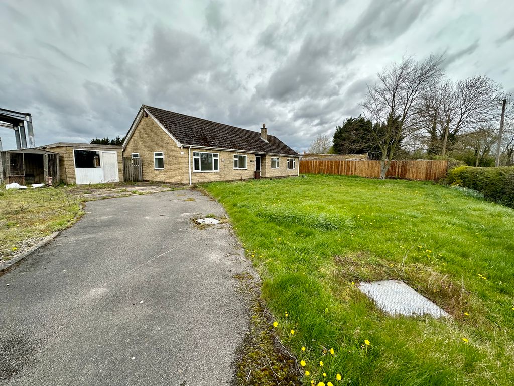 3 bed detached bungalow for sale in Willow Bridge Lane, Braithwaite, Doncaster DN7, £305,000