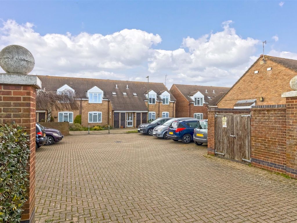 2 bed flat for sale in Elm Grove, Lancing BN15, £175,000