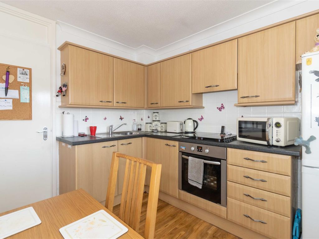 2 bed flat for sale in Elm Grove, Lancing BN15, £175,000