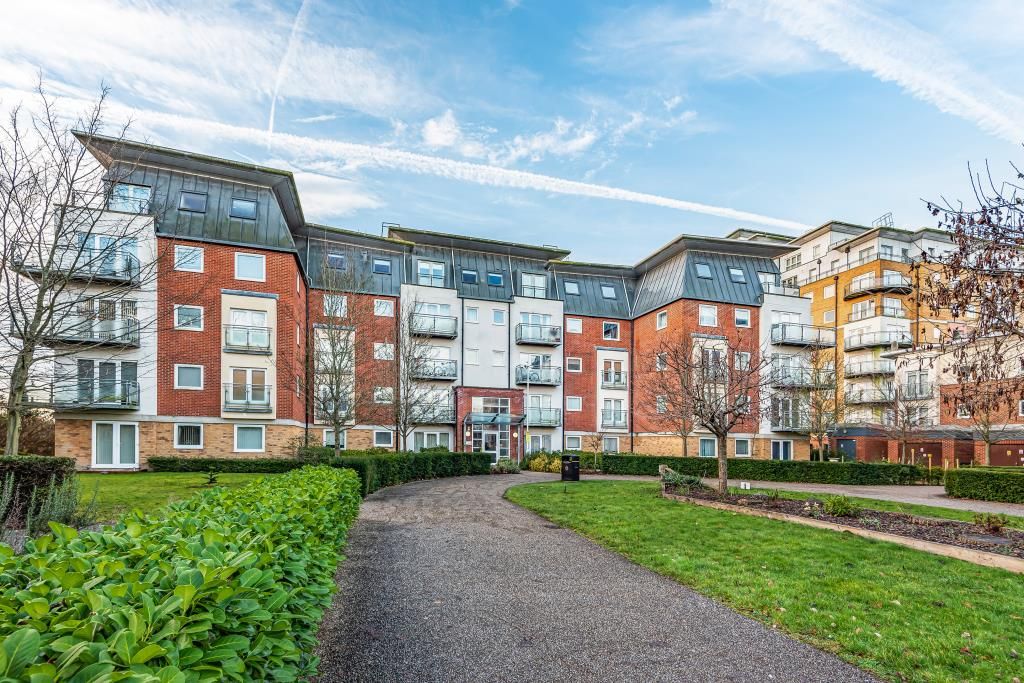 2 bed flat for sale in Basingstoke, Hampshire RG21, £160,000