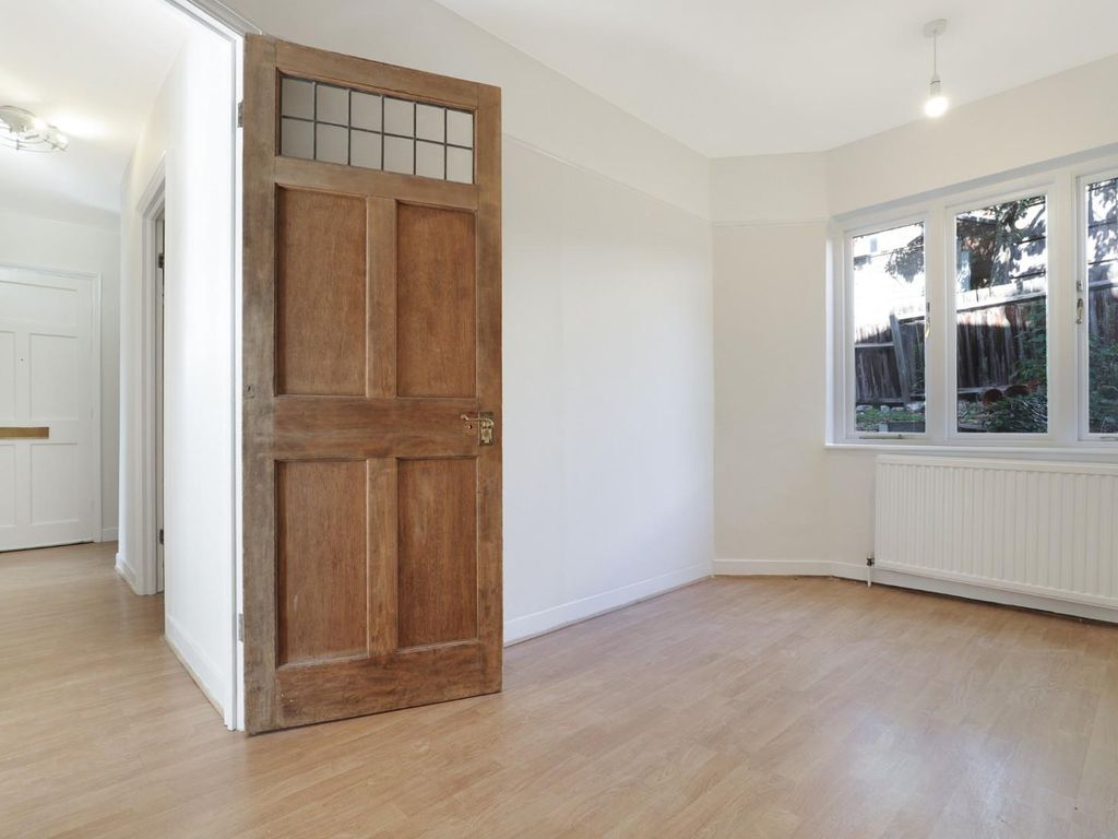 2 bed flat for sale in High Road, Loughton IG10, £315,000
