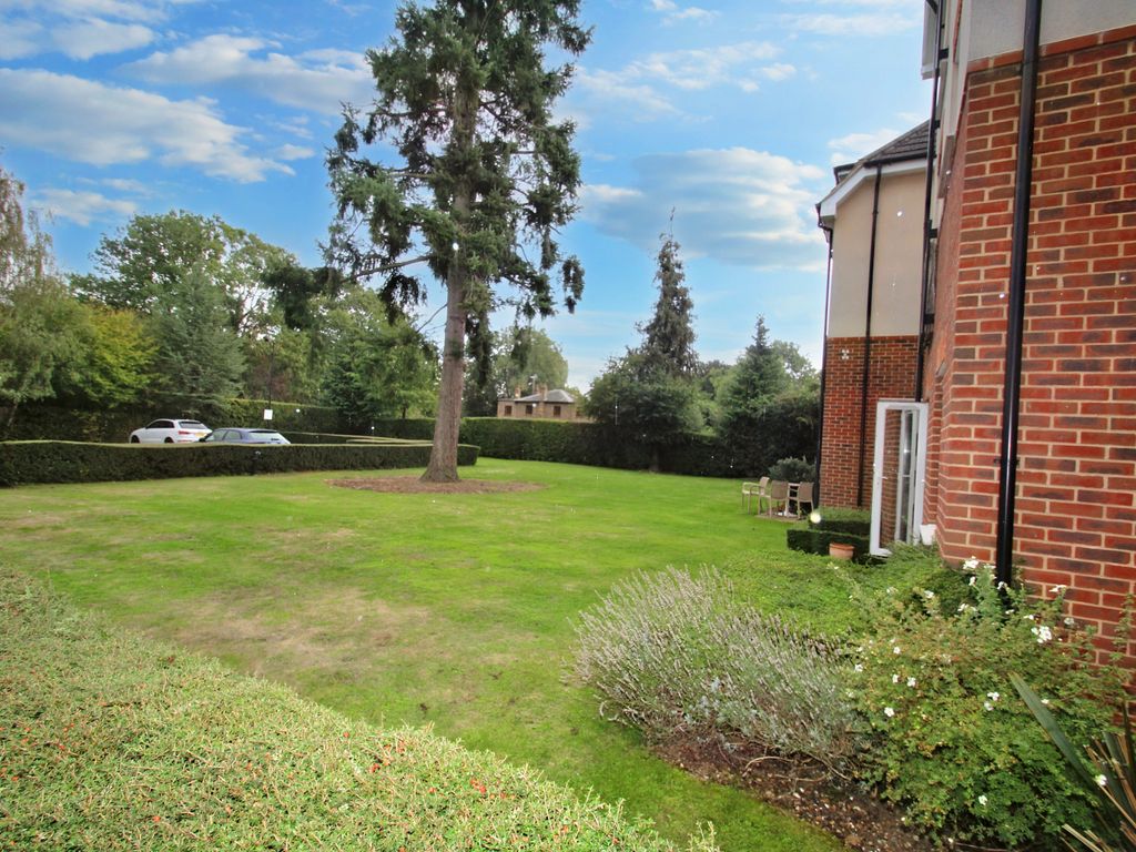 2 bed flat for sale in Overton House, Uxbridge, Greater London UB8, £320,000