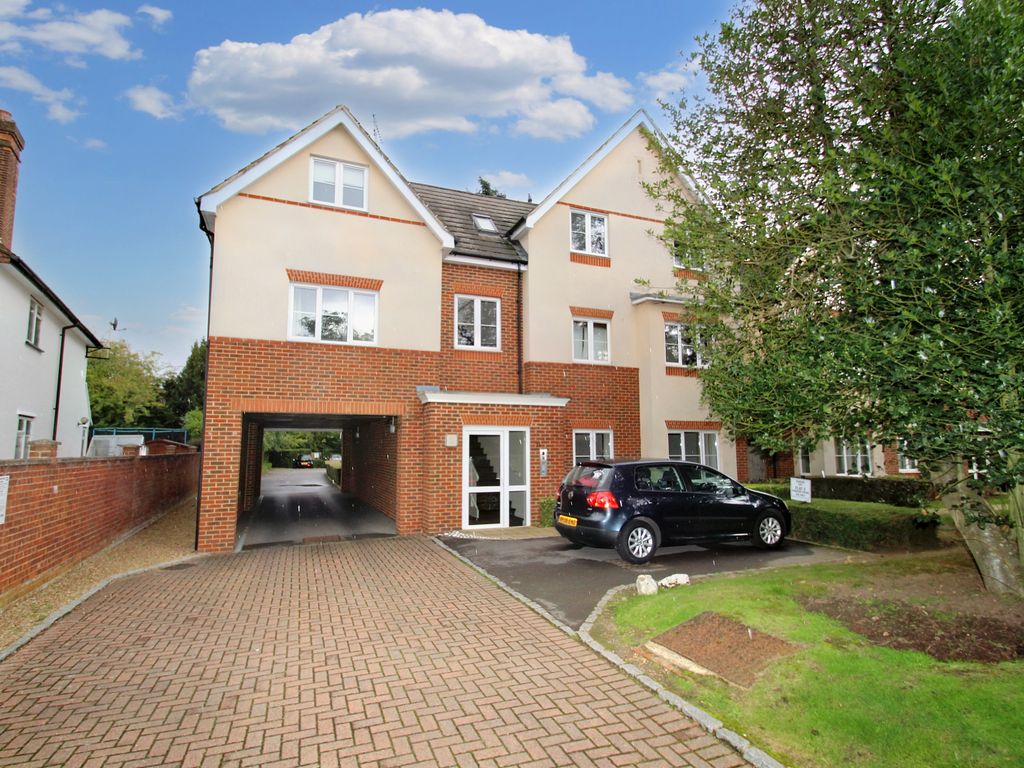 2 bed flat for sale in Overton House, Uxbridge, Greater London UB8, £320,000