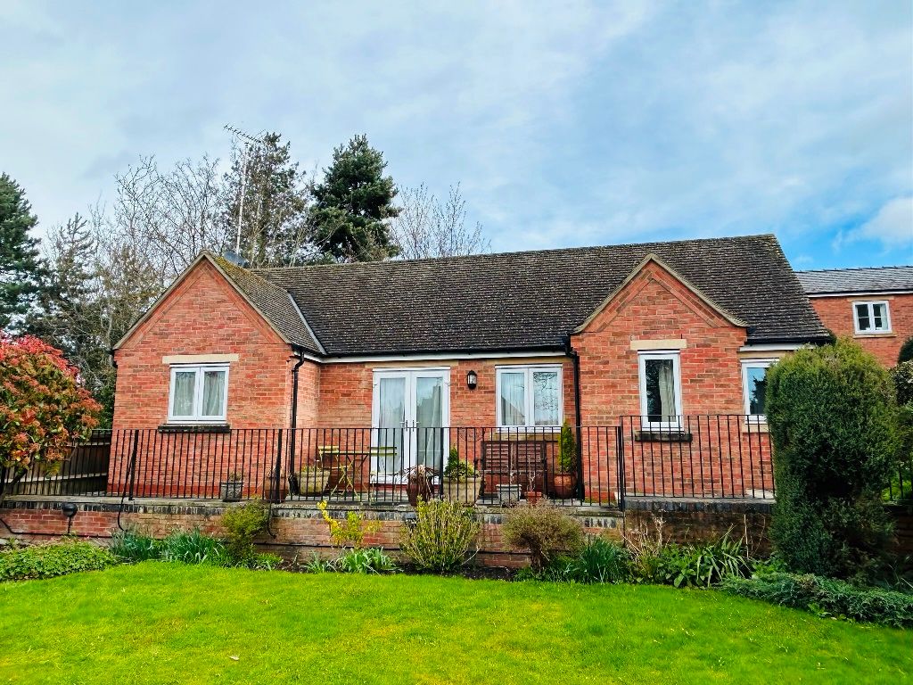 2 bed detached bungalow for sale in Coopers Lane, Evesham WR11, £250,000