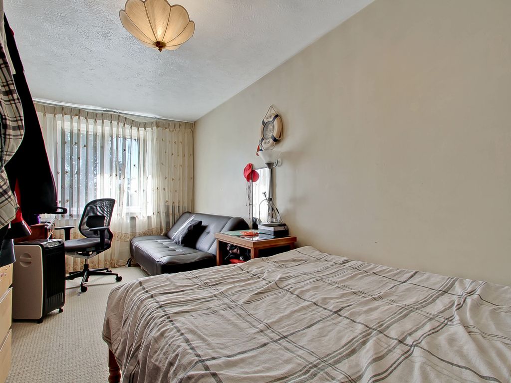 1 bed flat for sale in Jollys Lane, Hayes UB4, £200,000