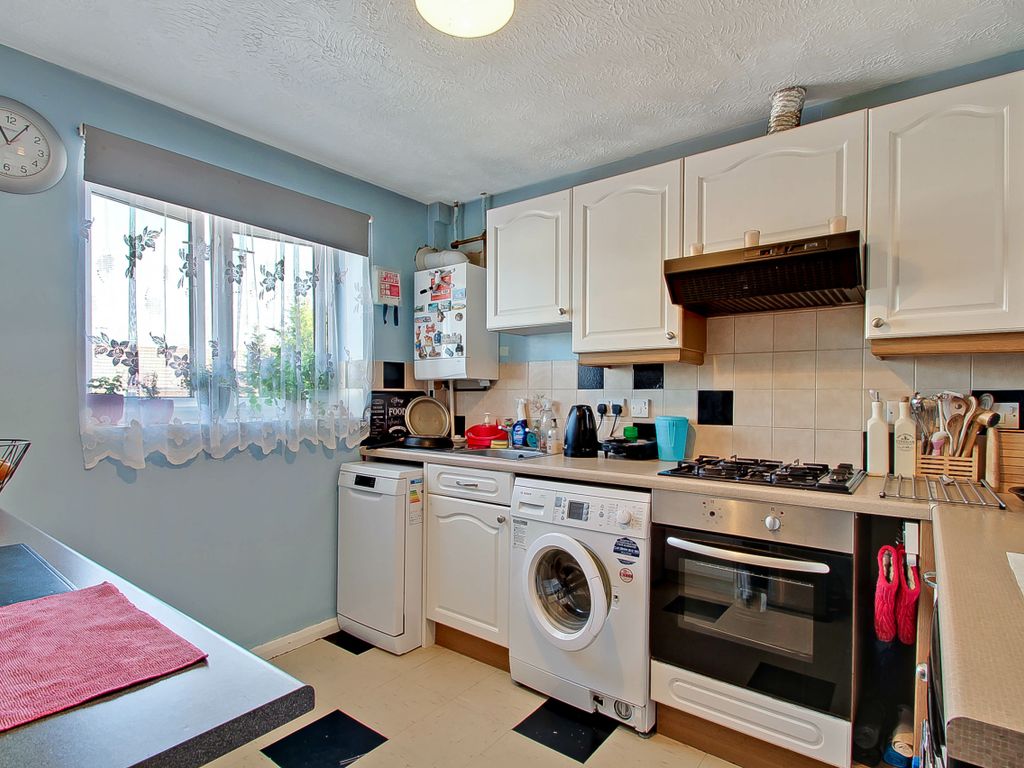 1 bed flat for sale in Jollys Lane, Hayes UB4, £200,000