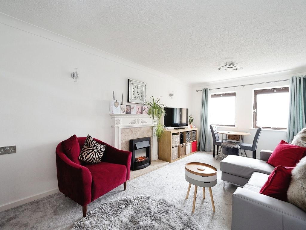 1 bed flat for sale in Clarence Parade, Southsea PO5, £130,000