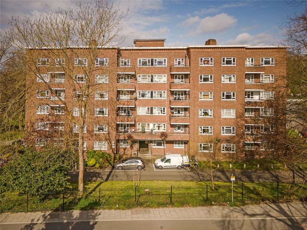 3 bed flat for sale in Kingston Hill, Kingston Upon Thames KT2, £315,000