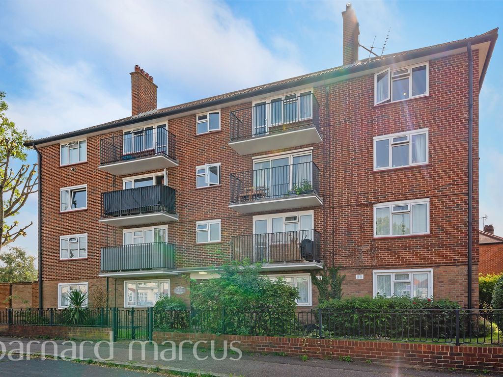 2 bed flat for sale in High Street, Feltham TW13, £240,000