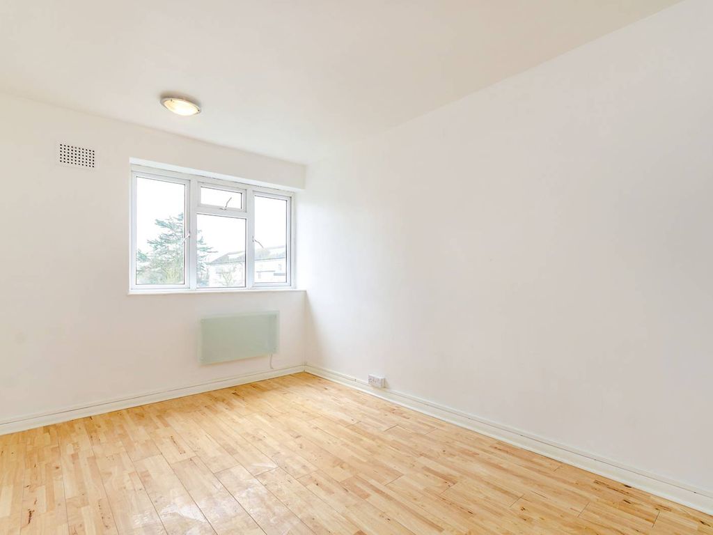 3 bed flat for sale in Kingsnympton Park, Kingston Hill, Kingston Upon Thames KT2, £365,000