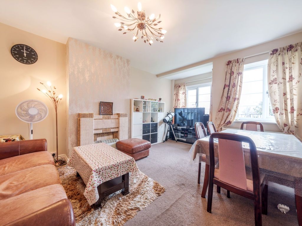 2 bed flat for sale in Croydon Road, Wallington SM6, £260,000