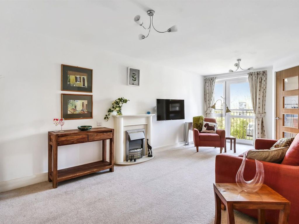 1 bed flat for sale in Eadhelm Court, Penlee Close, Edenbridge, Kent TN8, £175,000