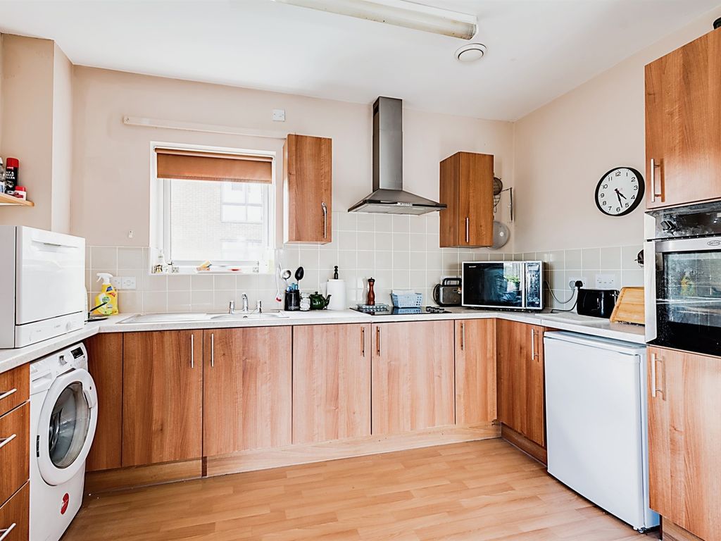 2 bed flat for sale in Craufurd Road, Cowley, Oxford OX4, £185,000